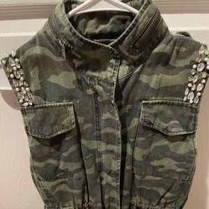 Jolt Womens sleeveless throw jacket